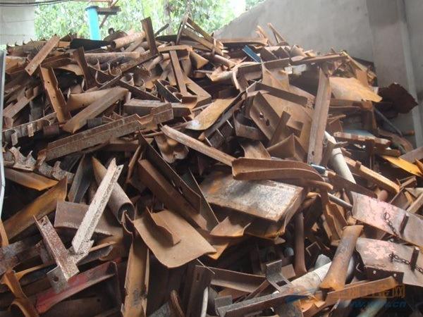 回收  废铁主要分:重废,中废,轻废,小废,等   中国的钢铁厂都回收废铁